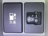 急速充電は車内のボタンを操作して開け、あとは充電コネクターを差すだけで充電開始。