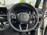 手に馴染むステアリングは、快適な運転操作をサポート。操作性も良く、スムーズなハンドリングを実現しています。