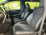 前席は背もたれの形状にゆとりがあり、運転席側から前方を見渡しやすい室内です。落ち着いた色合いでまとめられ、日常の乗車にもなじみます。