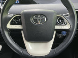 握りやすいステアリングは、運転操作をスムーズにし、快適なドライビングを実現します。オーディオやハンズフリー通話などの操作もステアリングから手軽に行えます。