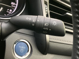 レバー周辺に各種記号がまとまり、手元で表示を確認しやすい構成です。運転中にも必要な操作を把握しやすく、周囲の状況に応じた安全確認を支えてくれます。