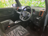 運転席からの視界は広く、運転操作もスムーズに行えます。シートの座り心地も良く、長距離運転でも疲れにくい工夫が施されています。
