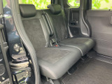 後部座席も広々としており、ゆったりとくつろげます。家族や友人と快適なカーライフを楽しめるでしょう。