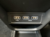 USBポートを複数備え、スマートフォン等の充電やデータ接続に便利です。長距離ドライブや普段使いで重宝するでしょう。