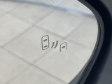 【ブラインドスポットモニター】走行中、ドアミラーの死角になりやすい箇所に後続車が接近するとサイドミラーのレンズに警告を表示!ドライバーに注意喚起をしてくれます。