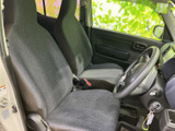 運転席は、視界が広く、運転しやすいレイアウトです。落ち着いた空間で快適なドライブをお楽しみいただけます。