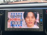 テレビ映像を画面で楽しめる装備です。停車中の待ち時間などに視聴でき、画面上で番組の内容を確認しながら過ごせます。車内での時間を有効に使いたい方にも便利です。