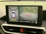 後方の映像と車両周囲の表示を一画面で確認でき、駐車時の周囲確認に役立ちます。目安となるガイド線も表示され、バック時の操作をサポートします。