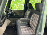 チェック柄の座面と背もたれが前席にもあしらわれ、車内に統一感を演出。視界を遮りにくい開放的な窓まわりで、運転席と助手席に座る方も快適に過ごせます。