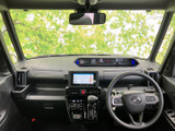 運転席から後方を確認しやすく、安全な運転をサポート。狭い道や駐車場でも、スムーズな駐車操作を可能にします。