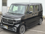 車幅いっぱいに伸びたフロントアクセサリLEDがボディーのワイド感を強調