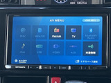 AVメニューに複数の音源項目が並び、画面から選択できる構成です。利用したいメニューを確認しやすく、音楽や各種コンテンツを楽しむ際の切り替えにも便利にお使いいただけます。