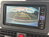 狭い道や駐車場でも、後方の状況を確認しやすく、安全な駐車をサポートします。ガイドライン表示で、距離感もつかみやすくなっています。