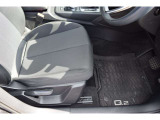 運転席のフロアマットと足元まわりのコンディションをご確認いただけます。