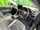 運転席シート廻りは使用感も少なく、良好な状態となっています。丁寧に使われていたことがよくわかりますね。