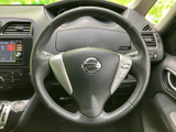 手元にはステアリングスイッチを備え、運転姿勢を大きく変えずに各種操作へアクセスできます。握りやすい形状で、運転中の視線移動を抑えたい方にも便利な装備です。