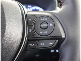 運転中、オーディオの操作をしてて、ハッとしたことはありませんか?ステアリングスイッチは、運転中でもハンドルでオーディオの操作が可能です。