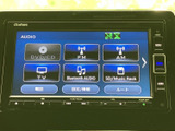 DVDやCD、ラジオに加え、BluetoothやSDカードなど複数の音源を選択できます。普段お使いのメディアに合わせて切り替えられ、移動中の車内時間を快適に過ごせます。