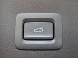 【パワーリアゲート】キーのスイッチまたは車両の各種スイッチを操作することにより、リアゲートが自動で開閉します。