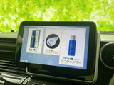 中央の画面には映像コンテンツが表示され、停車中に視聴を楽しめます。画面はダッシュボード上部に配置され、表示内容を確認しやすい位置です。お出かけ先での待ち時間にも活用できます。