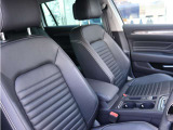 運転席・助手席にはシートヒーター&ベンチレーションを装備。季節に応じて快適性を高めてくれる、上級グレードらしい充実した装備です。