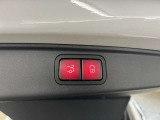 メモリー付きパワーシートが装備されている車両はシートの位置・ドアミラーの角度・ハンドルの位置を3名まで記憶出来ます。