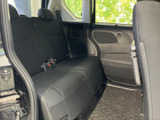 ゆったりとくつろげる後席空間。家族や友人と快適な時間を過ごせます。長距離移動でも、リラックスした空間を提供します。