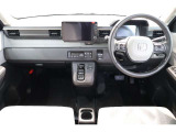 操作性に優れた運転席となります!小物入れや各ボタンの配置にこだわり、使いやすいです!座り心地もよく視認性も良好なのでロングドライブもお任せ下さい!