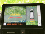 後方の映像と車両周囲の様子を画面上で確認できる表示です。ガイド線も表示されるため、駐車時に周囲との位置関係を把握する際に役立ち、安心感のある駐車をサポートします。