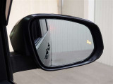 隣車線を走る車両をレーダーで検知し、ドアミラーでは確認しにくい後側方エリアに存在する車両に加え、急接近してくる車両も検知します。車両を検知するとドアミラーに搭載されたLEDインジケーターが点灯します。