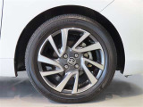 純正のアルミホイール装着車です。タイヤサイズは195/55R16です。