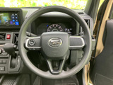 手元のスイッチ類を活用でき、視線を大きく移さず操作しやすい配置です。運転席で扱いやすく、日々の移動をサポートする便利な装備です。