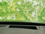 握りやすいステアリングは、運転操作をスムーズに。オーディオやハンズフリー通話などの操作も、手を離さずに簡単に行えます。