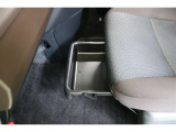 助手席下に【シートアンダートレイ】を備えています。引き出して床にじかに置きたくない荷物をおいたりできますし、雨の日の濡れた荷物も気にせず置けます。ティッシュなどの収納としても便利に使えますよ。
