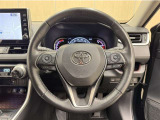 ステアリングスイッチ搭載!手を離さずに手元のスイッチでさまざまな操作が可能。運転中、視線をそらさなくても操作ができて安全です!