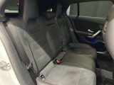 メルセデス・ベンツの定める厳しい基準をクリアしたお車のみをご案内させて頂きます。納車前整備はメーカー規定に基づき当店3Fの指定工場で入念に行なわれます。熟練のメカニックがお客様のお車を整備致します。