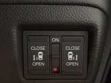 乗り降りに便利な両側電動スライドドアを装備しています。