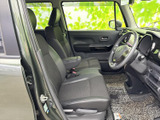 座面と背もたれにゆとりを感じる前席で、運転席まわりも見渡しやすい配置です。窓から外の景色を確認しやすく、落ち着いた色合いのシートが車内をすっきり見せています。