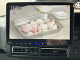 大画面でテレビ映像を楽しめる装備です。停車中の待ち時間に番組を視聴でき、車内で過ごすひとときにも活用いただけます。映像を楽しむ際は、必ず安全な場所に停車してご利用ください。