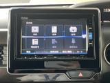 高精細なディスプレイが運転をサポートし、各種機能へのアクセスもスムーズ。快適なドライブを演出します。操作性も洗練されています。