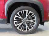 純正のアルミホイール装着車です。タイヤサイズは215/50R18です。