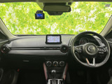 運転席からの視界は広く、運転操作もスムーズに行えます。落ち着いた色調の内装が、ドライバーをリラックスさせてくれます。