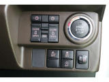 時計マークのウエルカムオープンスイッチをONしておけば、キーを持って車に近づくとスライドドアが開いてくれます。買い物などで荷物をいっぱい持っていても、子供のお迎えで抱っこしていても大丈夫です!
