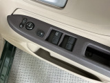 運転席のスイッチで全てのウィンドウの開閉操作を行うことができます。ロックボタンをONにしておくと、運転席以外のウィンドウは作動しないのでお子様を乗せているときなども安心ですね♪