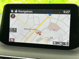 地図上に現在地や周辺道路が表示され、目的地までの道順を確認する際に便利です。画面の情報を見ながら、行き先を落ち着いて確認できます。