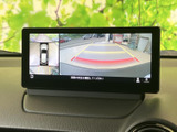 後方の様子に加え、車両周囲を上から見た映像も画面で確認できます。ガイド表示も備わり、駐車時や狭い場所での切り返しなど、周囲を確認する際に役立つ装備です。