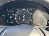 速度やシフト位置、各種表示がまとまっており、運転に必要な情報を視線の移動を抑えて確認しやすい構成です。日々の運転をサポートします。