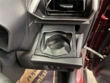 運転席と助手席には、格納式のドリンクホルダーが装備されています。