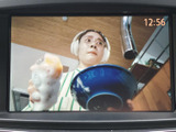 テレビ映像を画面で視聴できる装備です。停車中の休憩時間などに番組を楽しめるので、待ち時間も車内でゆったり過ごせます。お出かけ先でのひとときにも便利です。