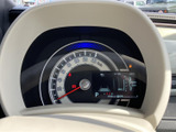 速度計とデジタル表示がまとまり、走行に必要な情報を運転席から確認しやすい配置です。表示部にはシフト位置や時刻なども示されており、日々の運転時に必要な情報をひと目で把握できます。